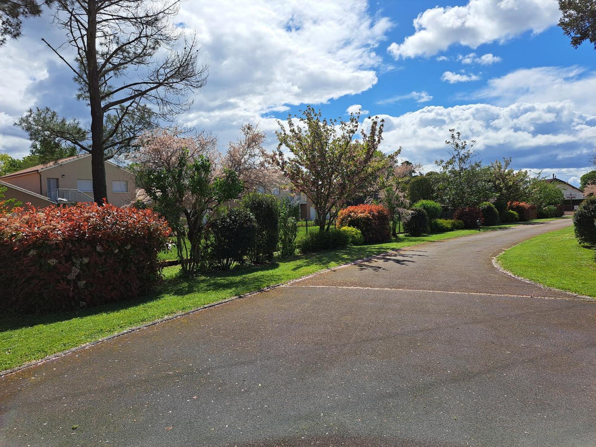 A La Source Villa Saint-Medard-de-Guizieres Exteriör bild